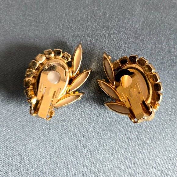 Vintage 1960s Juliana DeLizza Elster clip on earrings Milk glass Aurora Borealis - Picture 3 of 7